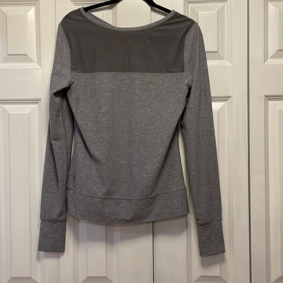 Lululemon Just Breathe Top Women’s 8 Gray Mesh Detailing Workout Gym Long Sleeve - Picture 3 of 4